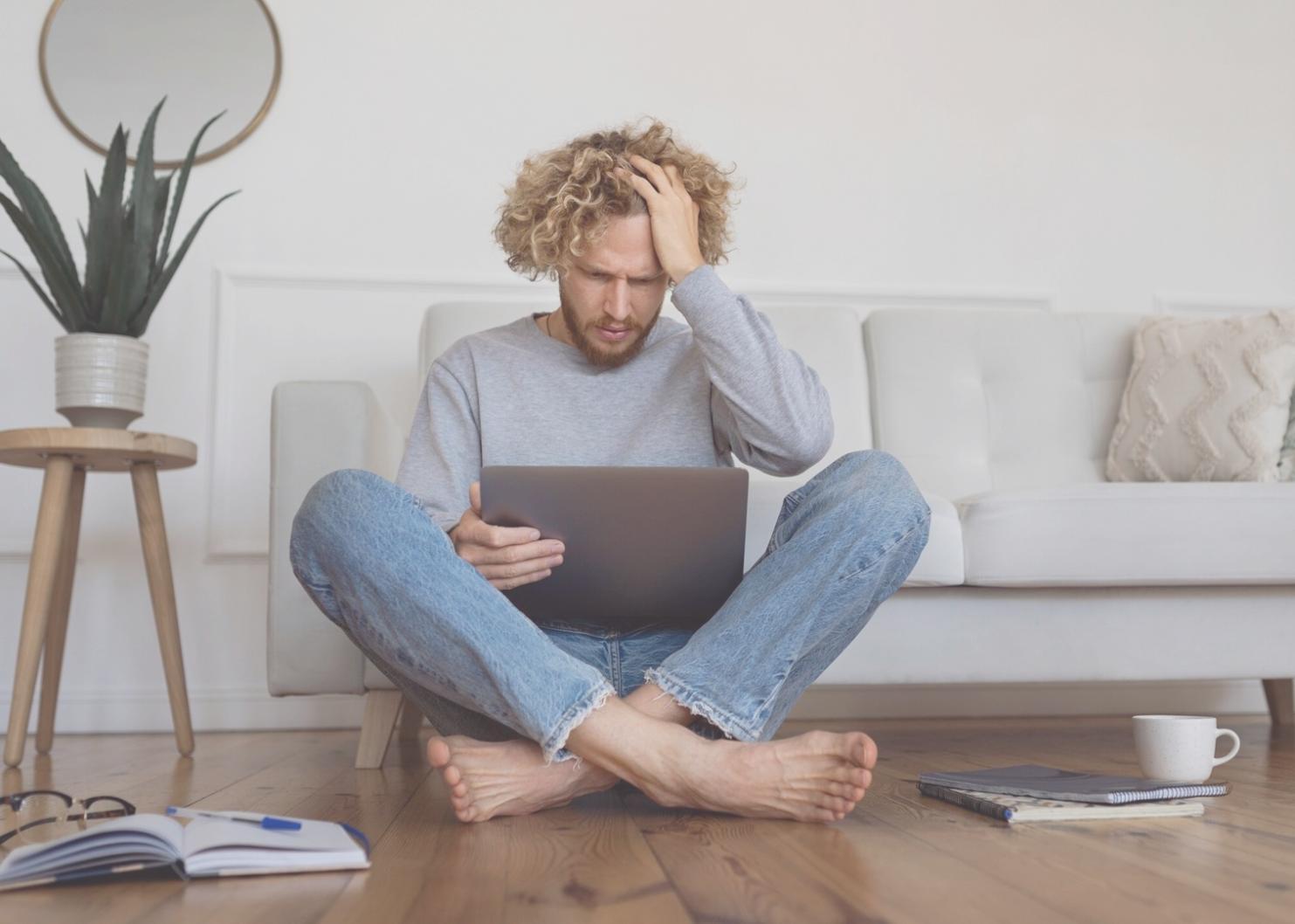 Profesionales trabajando con herramientas de análisis financiero en entorno empresarial moderno